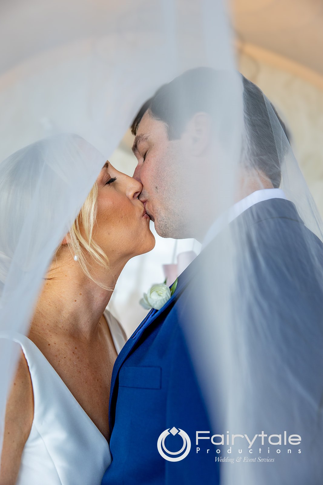 Silhouette style golden hour kiss